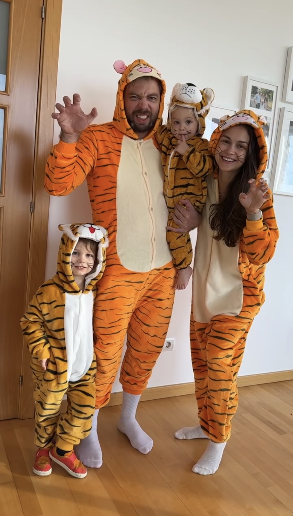 Семья Марии Продан в одинаковых тигриных пижамах